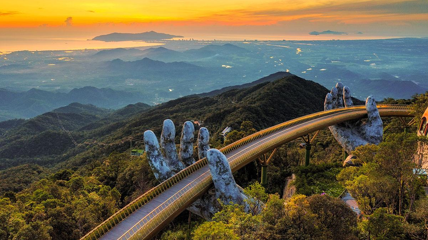Sun World Bà Nà Hills, Sun World Ba Na Hills Ticket. Cập nhật lịch trình xe bus đưa đón Combo Bà Nà by Night mới nhất. Khám phá vẻ đẹp huyền ảo, lãng mạn của Sun World Bà Nà Hills về đêm. Đặt vé ngay để nhận ưu đãi và trải nghiệm không gian cổ tích châu Âu trên đỉnh núi Chúa.